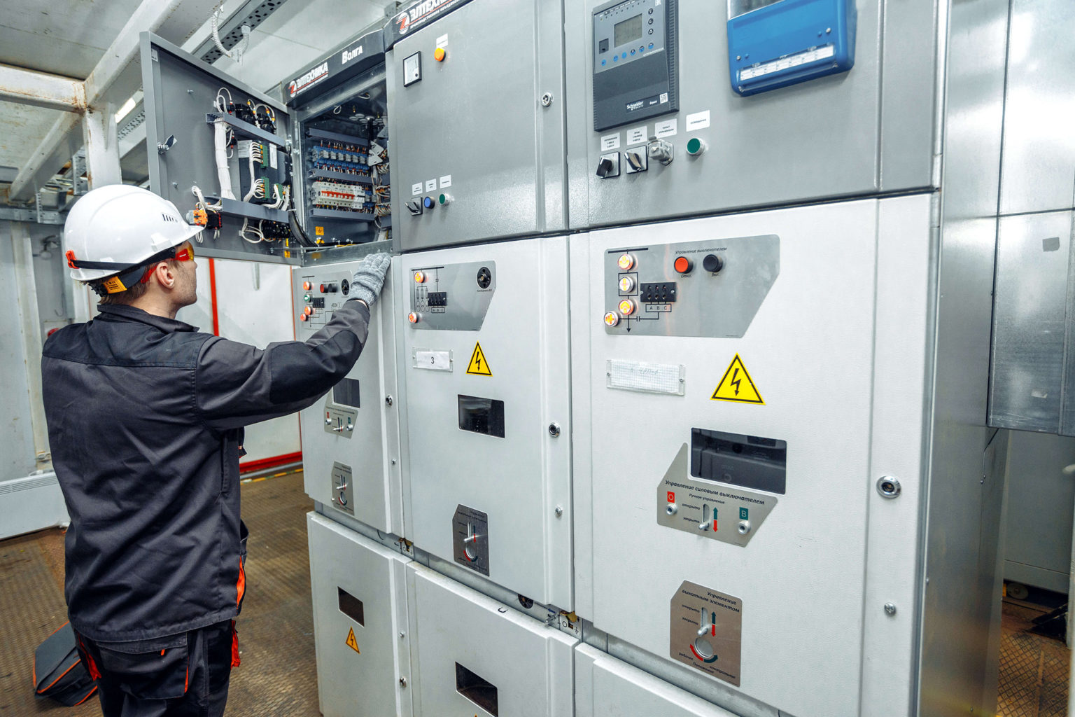 Главный и распределительный щит на судне