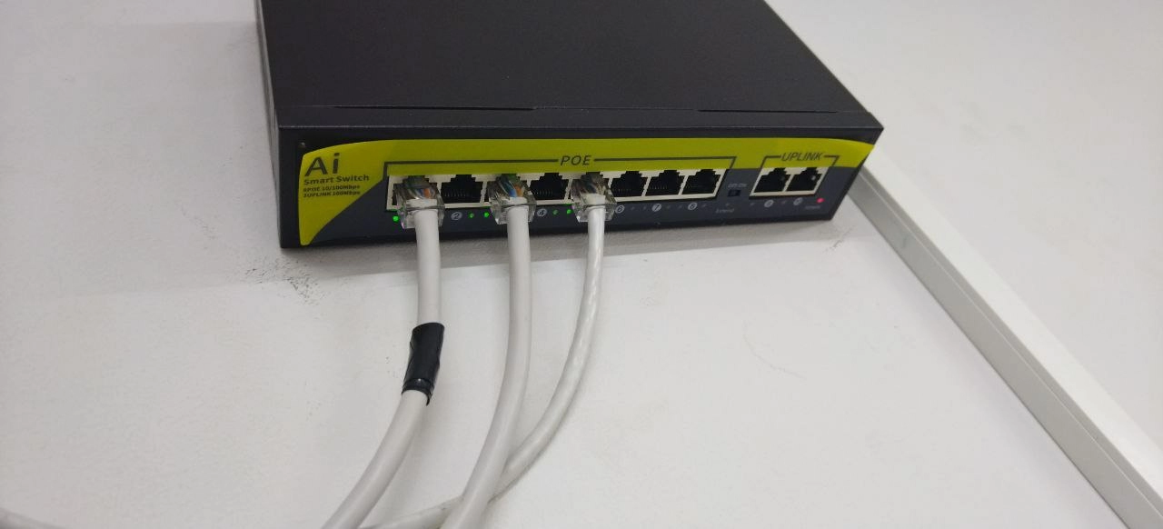 Ethernet Switch INT-VNST1004-106 Intelliko, s.n RA32470001403 1