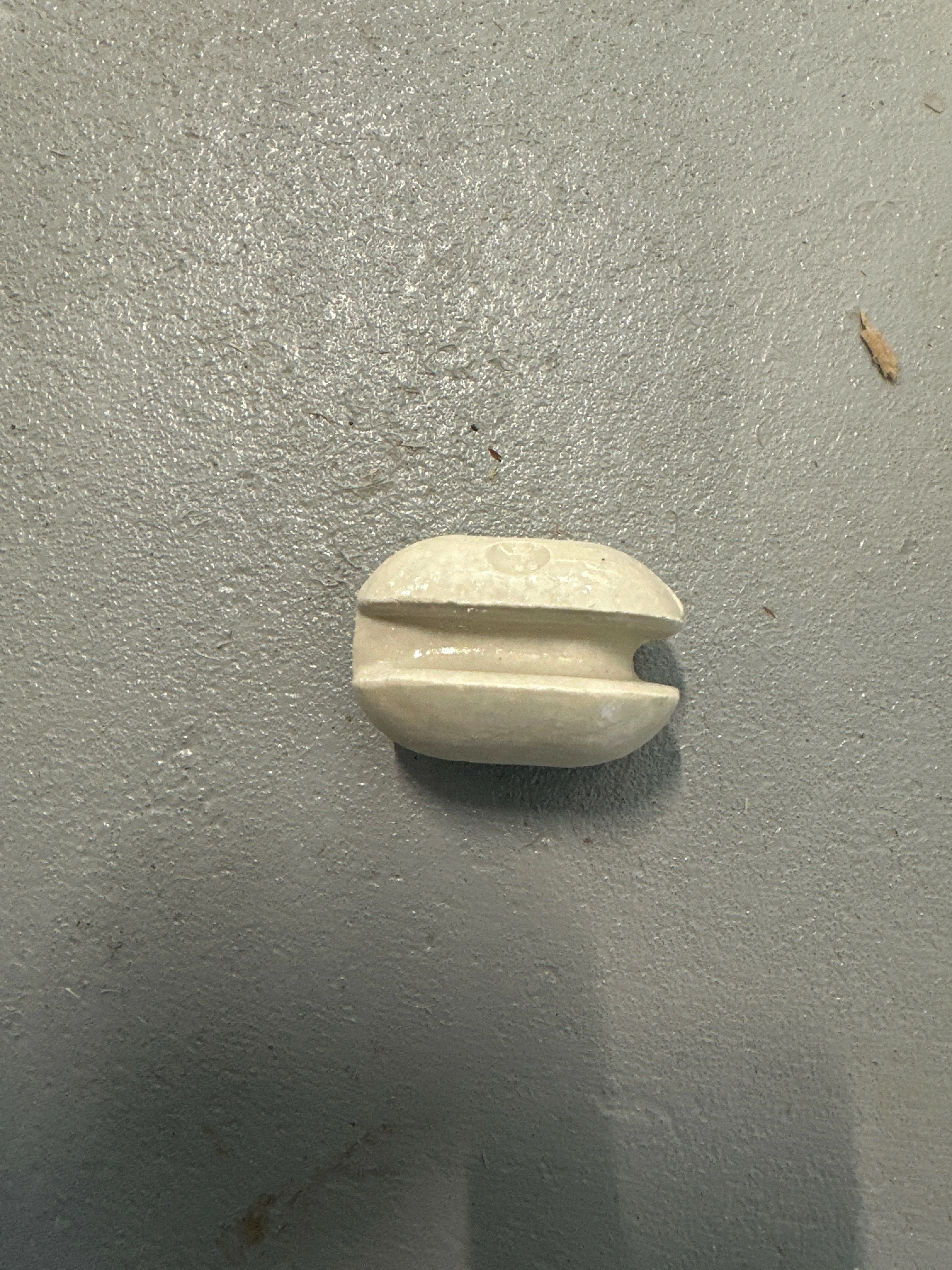 Изолятор керамический, орешковый б.у. б/s/n раб. 1