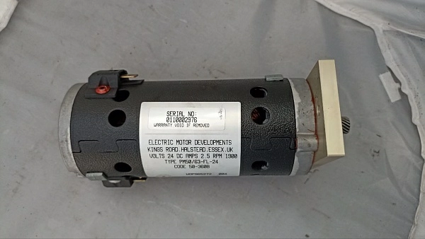 DC Motor typ PM50.63 FL 24 code 50.360B s.n. 0110002976 б.у. на проверку
