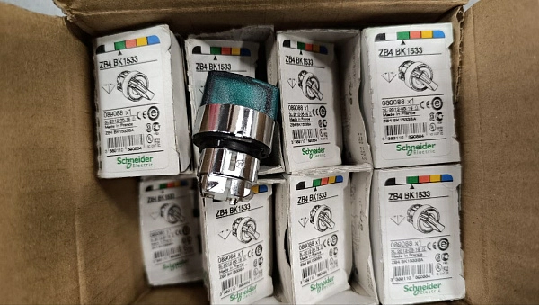 Переключатель Schneider ZB4 BK1533