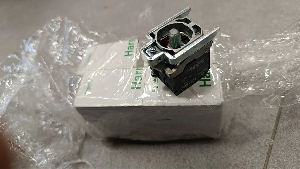 Кнопка Schneider ZB4 BW0B45