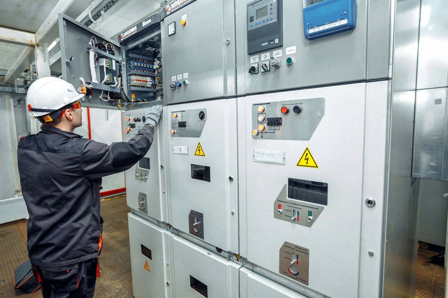 Главный и распределительный щит на судне